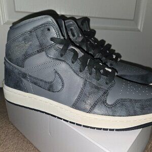Jordan mid women's 10.5 (brand new)